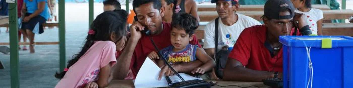 Venezuelan refugees making phone calls with TSF Venezuelan refugees making phone calls with TSF